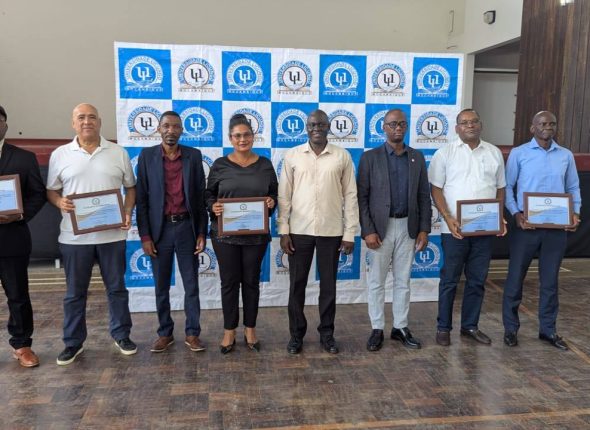 FUNCIONÁRIOS HOMENAGEADOS EM CERIMÓNIA DE DESLIGAMENTO NA UNIVERSIDADE LICUNGO – EXTENSÃO DA BEIRA